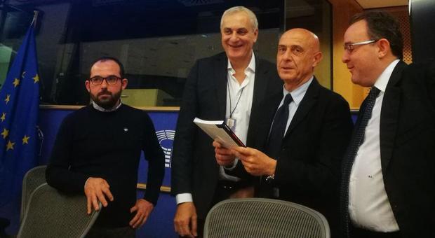 Pd, sindaci Forza Italia per Minniti: ora il colpevole chiede scusa