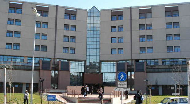 Ancona, choc all'ospedale: trovato paziente morto con la testa in un sacchetto di plastica