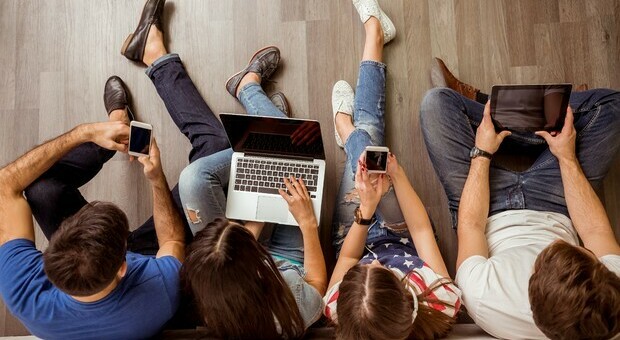 Internet, Corecom Sicilia: «Giovani sempre più connessi», impazzano i social