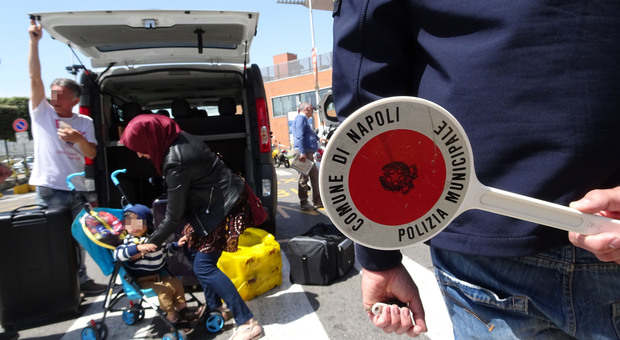 Napoli, controlli sulla merce contraffatta: sequestri in piazza Municipio