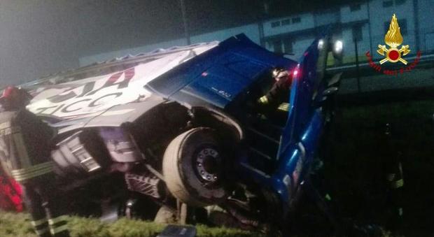 Camion si rovescia lungo la statale all'alba: l'autista finisce in ospedale
