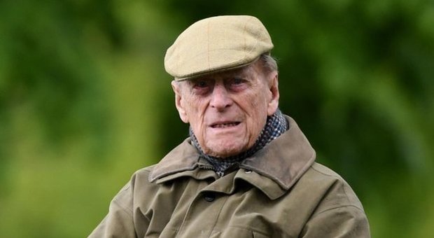 Principe Filippo, 98 anni, dimesso dall'ospedale: come il marito della Regina Elisabetta