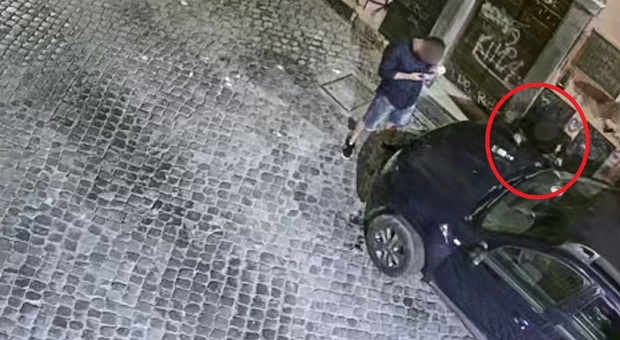 Roma, Trastevere choc: cocaina “sniffata” sulle auto in sosta