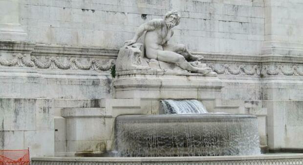 Roma, turista immerge i piedi nella fontana di piazza Venezia: multa di 300 euro
