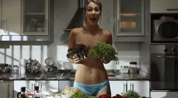 Jenn, la sexy cuoca che cucina in topless. I suoi video spopolano su YouTube