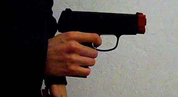 Salernitano tenta rapina in farmacia a Roma con pistola giocattolo: preso