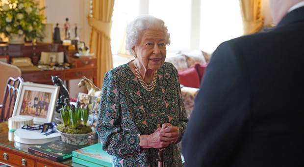 La regina Elisabetta guarita dal Covid, ma non tornerà più a Buckingham Palace