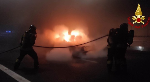 Incendio sulla Pedemontana Veneta a Volpago del Montello. Auto prende fuoco in galleria e l’asfalto fonde: Pedemontana chiusa per sei ore
