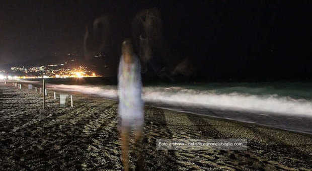 «C'è un fantasma sulla spiaggia di Agropoli», la comitiva scappa via, il web sfotte...