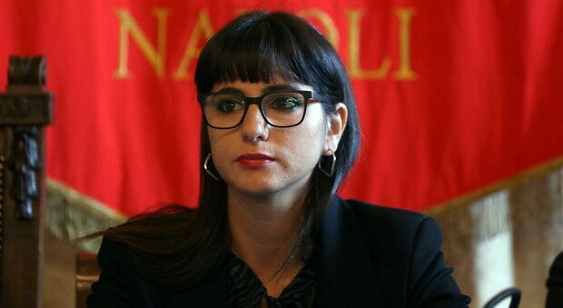 Napoli, denunciata l'assessore De Majo: blitz in casa, trovati sette lacrimogeni