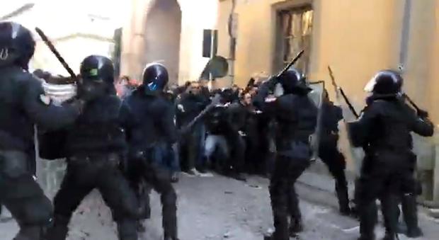Scontri a Piacenza e pestaggio al carabiniere: due indagati, ma restano a piede libero