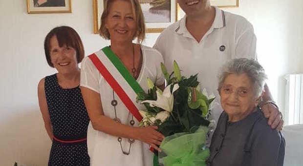 Maddalena Rocchegiani detta Lina con il sindaco e gli assessori