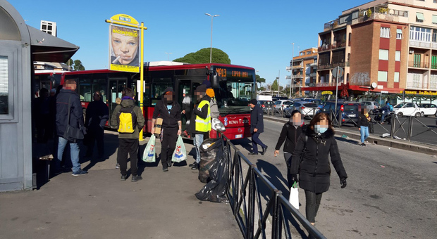 Roma, caos metro e bus lenti: studenti giustificati a scuola. Nuova piaga Capitale