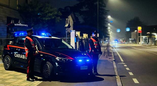 Perseguita, picchia, minaccia la sua ex e dà fuoco alla sua macchina: arrestato un 43enne per stalking