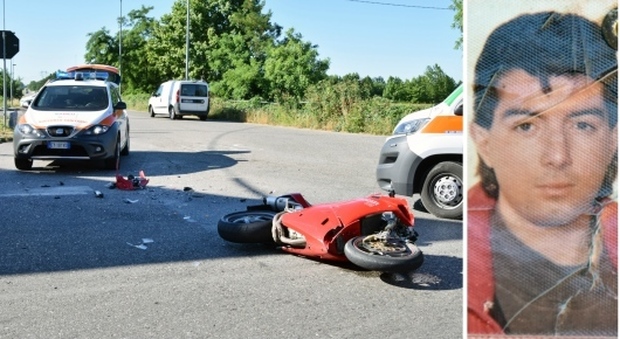 Stefano Ferrarini e la sua Ducati a terra dopo l'impatto (Foto tratte dalla Gazzetta di Mantova)
