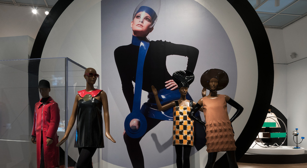 Uno scatto della mostra Pierre Cardin: Future Fashion al Brooklyn Museum (Photo: Jonathan Dorado, Brooklyn Museum)