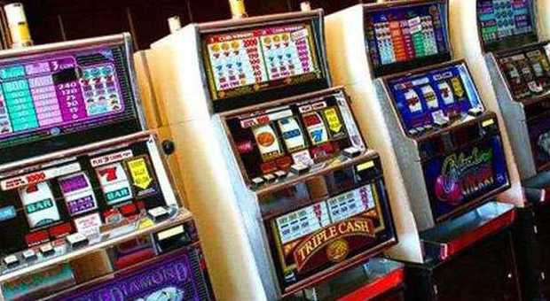 Salerno: gioca due euro alle slot machine e ne vince duecentomila, è record