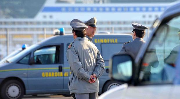 Civitavecchia, torna dalla Spagna con falsi documenti: latitante scoperto e arrestato dalla Finanza