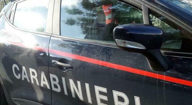 Milano, con l'auto travolgono pattuglia e scappano a piedi: feriti due carabinieri
