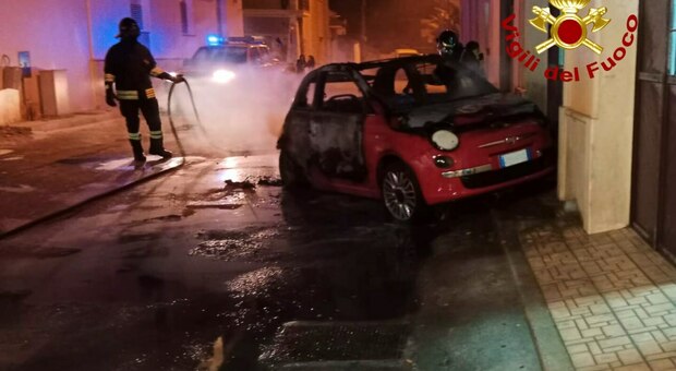 Altra notte di fuoco nel Salento: l'auto in fiamme rischia di incendiare una falegnameria