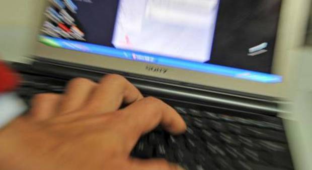 Gran Bretagna, allarme predatori online: crescono gli stupri dopo contatti via chat