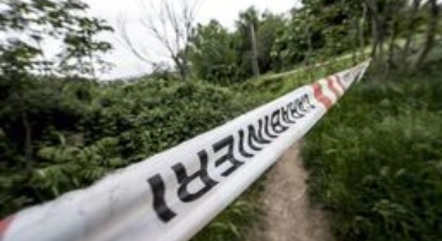 Cadavere trovato nel bosco nel Comasco: si indaga per omicidio