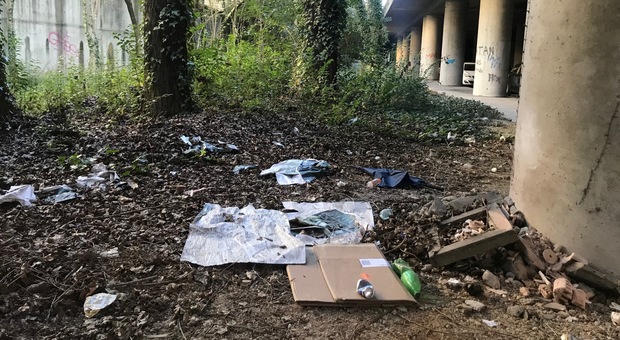 Cartoni, lattine e plastica: i rifiuti lasciati a terra nella zona del Bronx di Pordenone