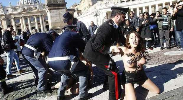 Femen, blitz a San Pietro: tre ragazze si spogliano e si inginocchiano davanti all'obelisco
