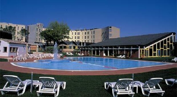 La piscina dell'hotel Federico II a Jesi