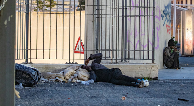 Napoli, il suk di piazza Garibaldi: caos, spaccio e prostitute nelle strutture restaurate