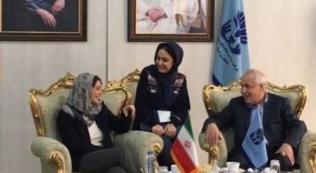 La Serracchiani a Teheran, indossa il velo. Polemiche sul web: "Sottomessa all'Islam"