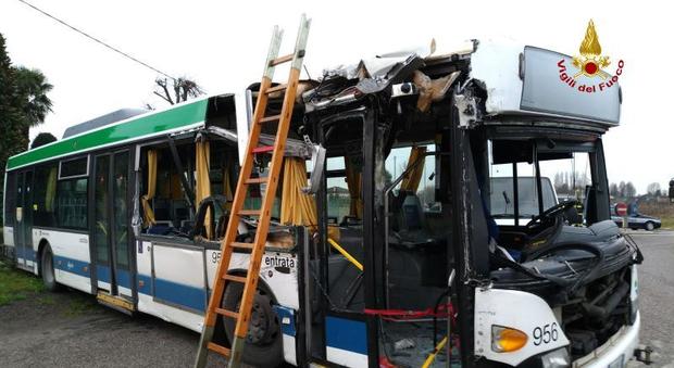 Paura sul bus: sbanda e sradicail cartellone. Due passeggeri feriti