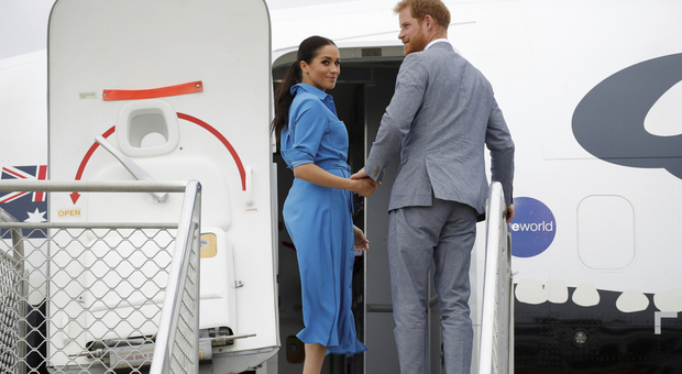 Paura in volo per Meghan Markle e il principe Harry durante l'atterraggio