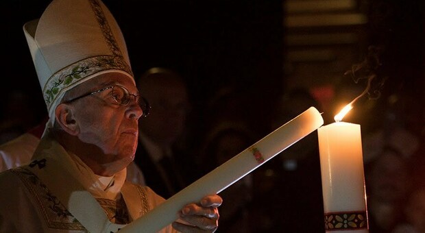 Papa Francesco al mondo: «È possibile ricominciare anche se nel cuore si porta un'ora buia»