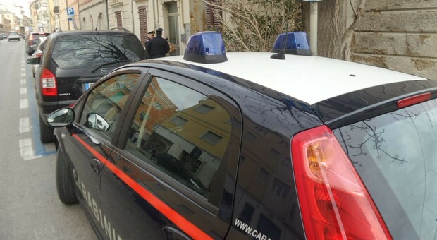 Ragazzo 22enne sale sul tetto e minaccia il suicidio con un cavo al collo: salvato dai carabinieri