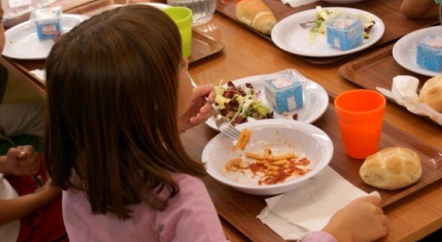 In troppi alla mensa: bimbi costretti a pranzare in piedi e anche in fretta