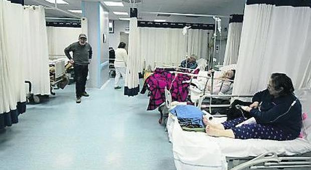 Napoli, la vergogna infinita dei malati curati in barella: ospedali al collasso