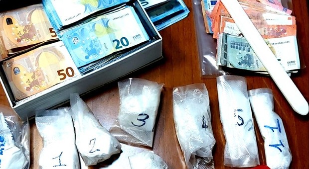 La droga ed il denaro sequestrati