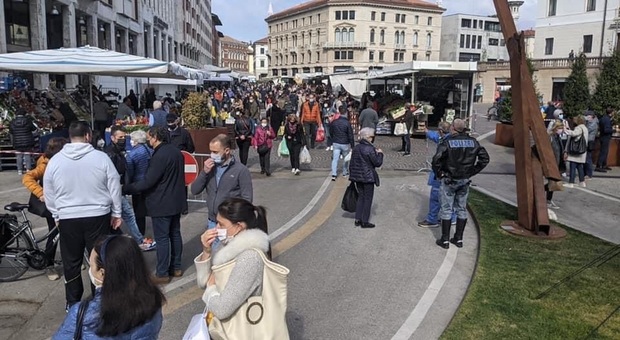 Il centro di Pordenone durante il mercato settimanale, in zona rossa
