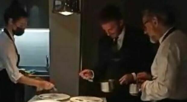 Beckham ospite a sorpresa in cucina dallo chef stellato Massimo Bottura