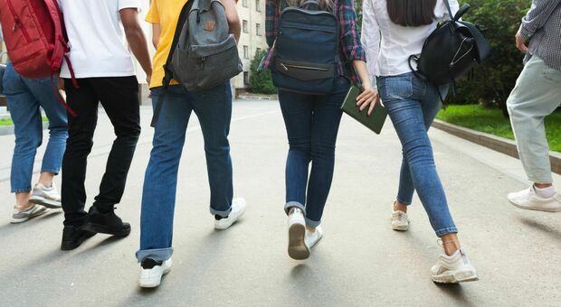 Roma, il divieto a scuola: «Stop alle magliette corte, obbligatorio abbigliamento adeguato»
