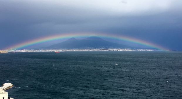 Napoli, l'arcobaleno «abbraccia» il Vesuvio: le immagini spopolano sui social