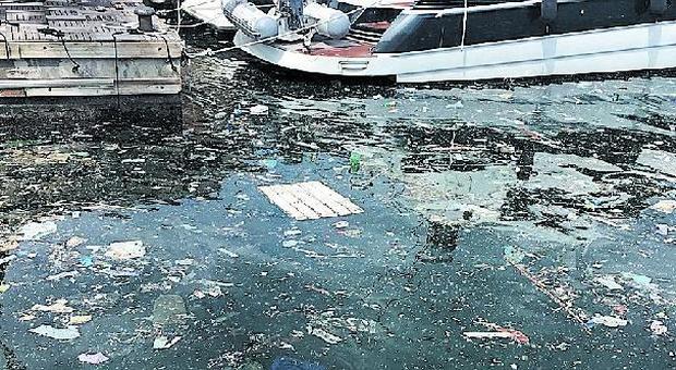 Napoli, una discarica galleggiante: vergogna al Borgo Marinari