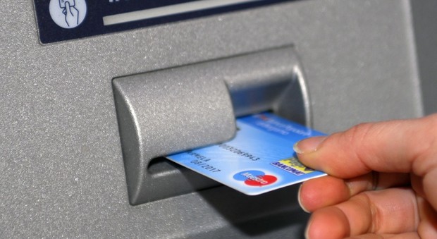 Badante ruba carta di credito ad una 92enne e preleva quasi 1000 euro