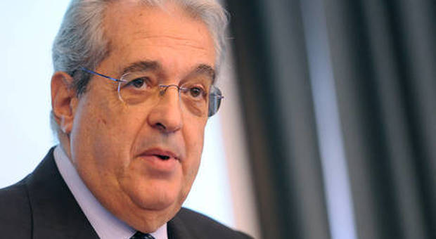 Morto Fabrizio Saccomanni, malore sugli scogli in Sardegna. Presidente Unicredit, è stato ministro dell'Economia: aveva 76 anni