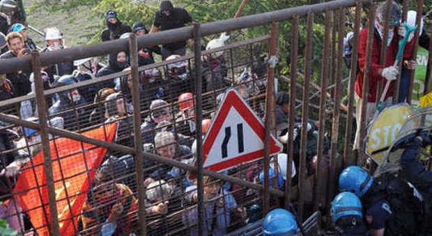 No Tav, nuovo assalto al cantiere in Val Susa: in 250 lanciano pietre. La polizia risponde con i lacrimogeni