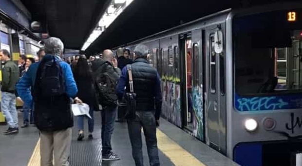 Metro B Roma bloccata per ore per un guasto elettrico al Circo Massimo. Atac: «Alle 15 ripristinata l'intera tratta»