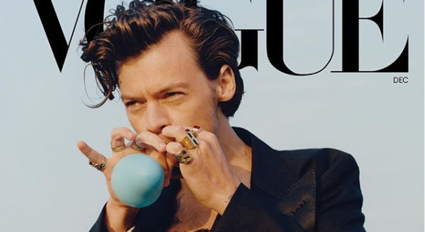 Harry Styles su Vogue vestito da donna è il trionfo del gender fluid: «Abbattiamo le barriere»