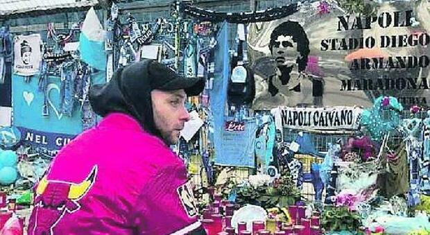Maradona, Clementino in lacrime davanti all'altare al San Paolo: «In ginocchio da Diego come tutti i suoi devoti»