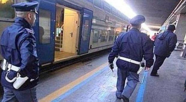 Tentano di violentarla sul treno Ventenne sotto choc: «Erano in due»